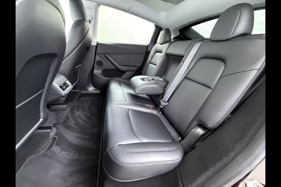 Tesla Model Y Long Range AWD 75kWh SOH 95% Warmtepomp Matrix-Led Leder Navi Ecc Premium Audio Stoel+Stuurverwarming Autopilot Adaptieve Cruise Memory Intel Atom® Processor Achterbank verwarmd 4WD Elek.Stoelen+Achterklep Zeer complete Model Y in de speciale kleur Midnight Cherry Red.