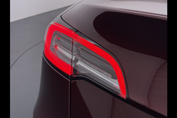 Tesla Model Y Long Range AWD 75kWh SOH 95% Warmtepomp Matrix-Led Leder Navi Ecc Premium Audio Stoel+Stuurverwarming Autopilot Adaptieve Cruise Memory Intel Atom® Processor Achterbank verwarmd 4WD Elek.Stoelen+Achterklep Zeer complete Model Y in de speciale kleur Midnight Cherry Red.