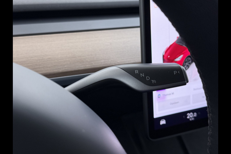 Tesla Model Y Long Range AWD 75kWh SOH 95% Warmtepomp Matrix-Led Leder Navi Ecc Premium Audio Stoel+Stuurverwarming Autopilot Adaptieve Cruise Memory Intel Atom® Processor Achterbank verwarmd 4WD Elek.Stoelen+Achterklep Zeer complete Model Y in de speciale kleur Midnight Cherry Red.