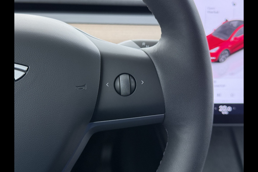 Tesla Model Y Long Range AWD 75kWh SOH 95% Warmtepomp Matrix-Led Leder Navi Ecc Premium Audio Stoel+Stuurverwarming Autopilot Adaptieve Cruise Memory Intel Atom® Processor Achterbank verwarmd 4WD Elek.Stoelen+Achterklep Zeer complete Model Y in de speciale kleur Midnight Cherry Red.