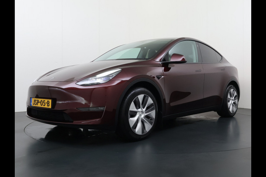 Tesla Model Y Long Range AWD 75kWh SOH 95% Warmtepomp Matrix-Led Leder Navi Ecc Premium Audio Stoel+Stuurverwarming Autopilot Adaptieve Cruise Memory Intel Atom® Processor Achterbank verwarmd 4WD Elek.Stoelen+Achterklep Zeer complete Model Y in de speciale kleur Midnight Cherry Red.