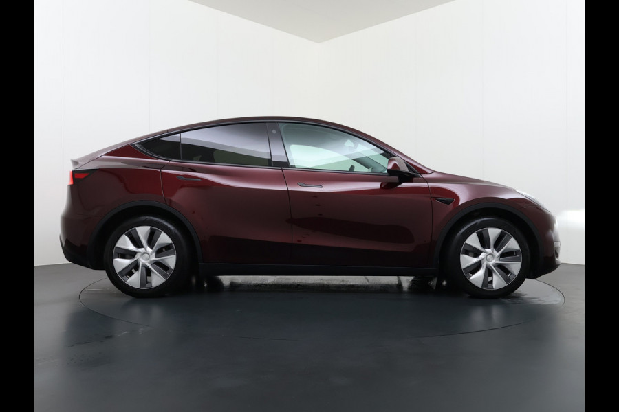 Tesla Model Y Long Range AWD 75kWh SOH 95% Warmtepomp Matrix-Led Leder Navi Ecc Premium Audio Stoel+Stuurverwarming Autopilot Adaptieve Cruise Memory Intel Atom® Processor Achterbank verwarmd 4WD Elek.Stoelen+Achterklep Zeer complete Model Y in de speciale kleur Midnight Cherry Red.