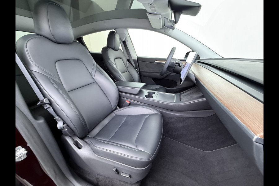 Tesla Model Y Long Range AWD 75kWh SOH 95% Warmtepomp Matrix-Led Leder Navi Ecc Premium Audio Stoel+Stuurverwarming Autopilot Adaptieve Cruise Memory Intel Atom® Processor Achterbank verwarmd 4WD Elek.Stoelen+Achterklep Zeer complete Model Y in de speciale kleur Midnight Cherry Red.