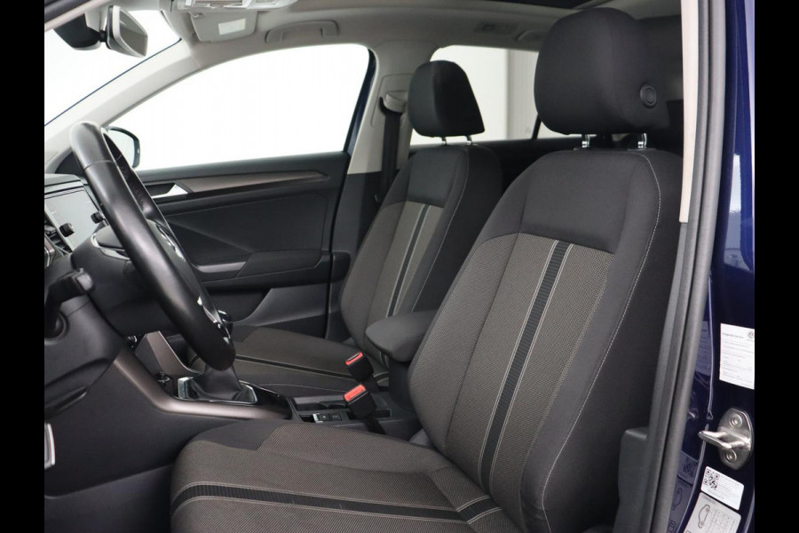 Volkswagen T-Roc 1.5 TSI Style | Panoramadak | Trekhaak | Full LED | Carplay | Adaptive cruise | Navigatie | Airco | Parkeerhulp | Bluetooth