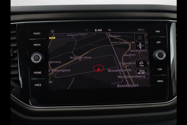 Volkswagen T-Roc 1.5 TSI Style | Panoramadak | Trekhaak | Full LED | Carplay | Adaptive cruise | Navigatie | Airco | Parkeerhulp | Bluetooth