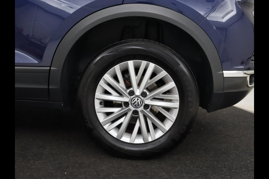 Volkswagen T-Roc 1.5 TSI Style | Panoramadak | Trekhaak | Full LED | Carplay | Adaptive cruise | Navigatie | Airco | Parkeerhulp | Bluetooth