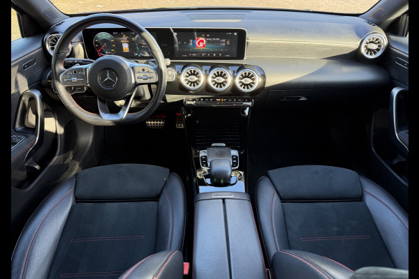 Mercedes-Benz A-Klasse 180 Business Solution Automaat / AMG styling / 18"LM / LED / Navi / Camera
