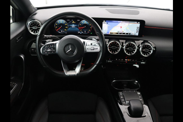Mercedes-Benz A-Klasse 180 AMG | Panoramadak | Stoelverwarming | Carplay | Sfeerverlichting | Leder/Alcantara | Navigatie | Park Assist | Full LED | Widescreen | Climate control | Cruise control