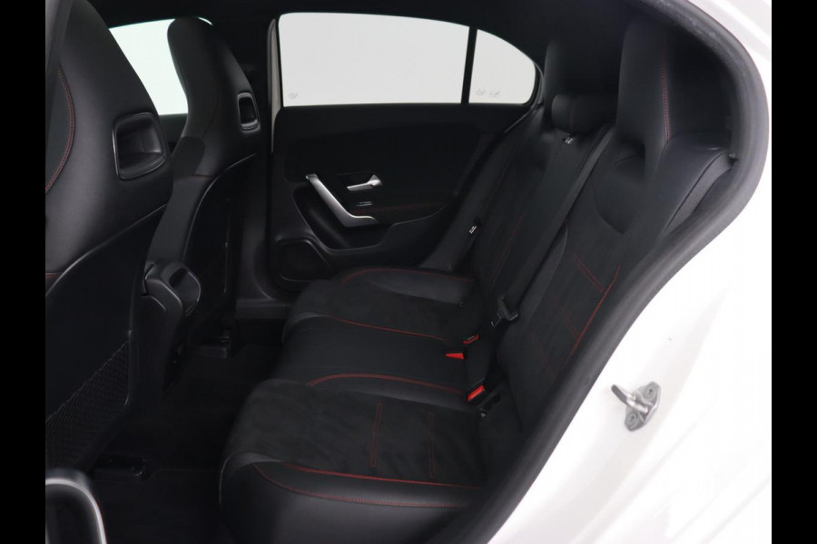Mercedes-Benz A-Klasse 180 AMG | Panoramadak | Stoelverwarming | Carplay | Sfeerverlichting | Leder/Alcantara | Navigatie | Park Assist | Full LED | Widescreen | Climate control | Cruise control