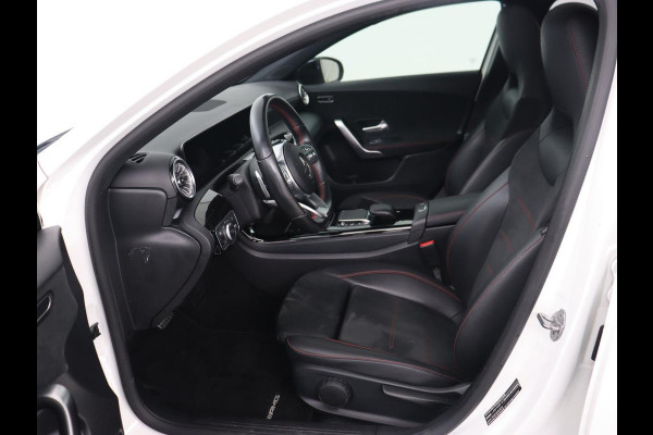Mercedes-Benz A-Klasse 180 AMG | Panoramadak | Stoelverwarming | Carplay | Sfeerverlichting | Leder/Alcantara | Navigatie | Park Assist | Full LED | Widescreen | Climate control | Cruise control