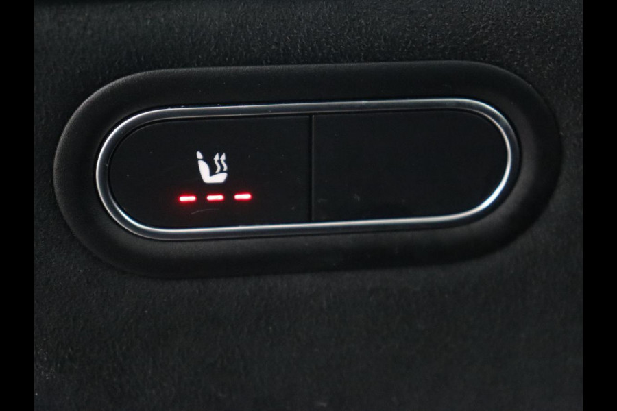 Mercedes-Benz A-Klasse 180 AMG | Panoramadak | Stoelverwarming | Carplay | Sfeerverlichting | Leder/Alcantara | Navigatie | Park Assist | Full LED | Widescreen | Climate control | Cruise control