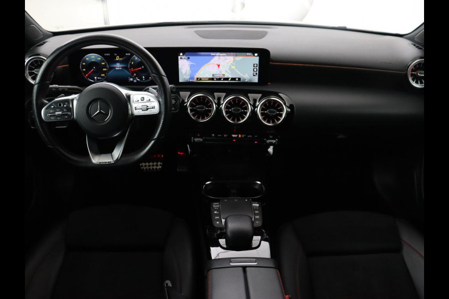 Mercedes-Benz A-Klasse 180 AMG | Panoramadak | Stoelverwarming | Carplay | Sfeerverlichting | Leder/Alcantara | Navigatie | Park Assist | Full LED | Widescreen | Climate control | Cruise control