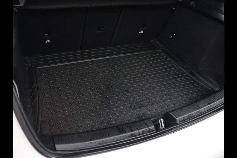 Mercedes-Benz A-Klasse 180 AMG | Panoramadak | Stoelverwarming | Carplay | Sfeerverlichting | Leder/Alcantara | Navigatie | Park Assist | Full LED | Widescreen | Climate control | Cruise control