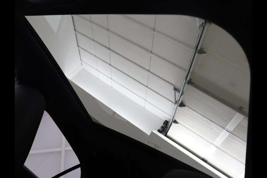 Mercedes-Benz A-Klasse 180 AMG | Panoramadak | Stoelverwarming | Carplay | Sfeerverlichting | Leder/Alcantara | Navigatie | Park Assist | Full LED | Widescreen | Climate control | Cruise control