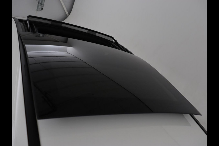 Mercedes-Benz A-Klasse 180 AMG | Panoramadak | Stoelverwarming | Carplay | Sfeerverlichting | Leder/Alcantara | Navigatie | Park Assist | Full LED | Widescreen | Climate control | Cruise control