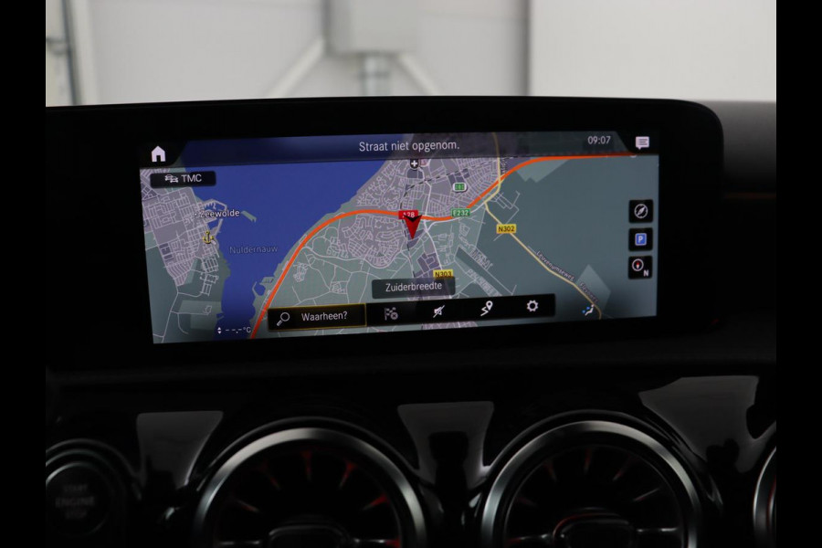 Mercedes-Benz A-Klasse 180 AMG | Panoramadak | Stoelverwarming | Carplay | Sfeerverlichting | Leder/Alcantara | Navigatie | Park Assist | Full LED | Widescreen | Climate control | Cruise control