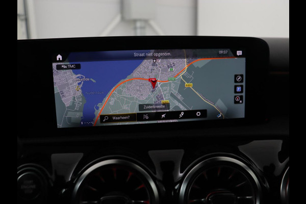 Mercedes-Benz A-Klasse 180 AMG | Panoramadak | Stoelverwarming | Carplay | Sfeerverlichting | Leder/Alcantara | Navigatie | Park Assist | Full LED | Widescreen | Climate control | Cruise control