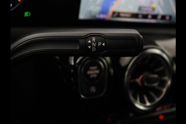 Mercedes-Benz A-Klasse 180 AMG | Panoramadak | Stoelverwarming | Carplay | Sfeerverlichting | Leder/Alcantara | Navigatie | Park Assist | Full LED | Widescreen | Climate control | Cruise control