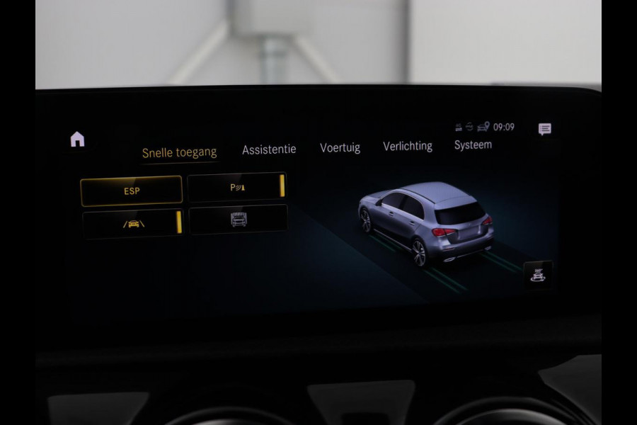 Mercedes-Benz A-Klasse 180 AMG | Panoramadak | Stoelverwarming | Carplay | Sfeerverlichting | Leder/Alcantara | Navigatie | Park Assist | Full LED | Widescreen | Climate control | Cruise control