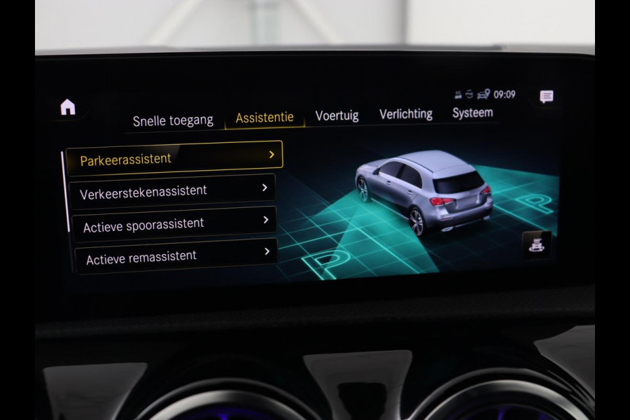 Mercedes-Benz A-Klasse 180 AMG | Panoramadak | Stoelverwarming | Carplay | Sfeerverlichting | Leder/Alcantara | Navigatie | Park Assist | Full LED | Widescreen | Climate control | Cruise control