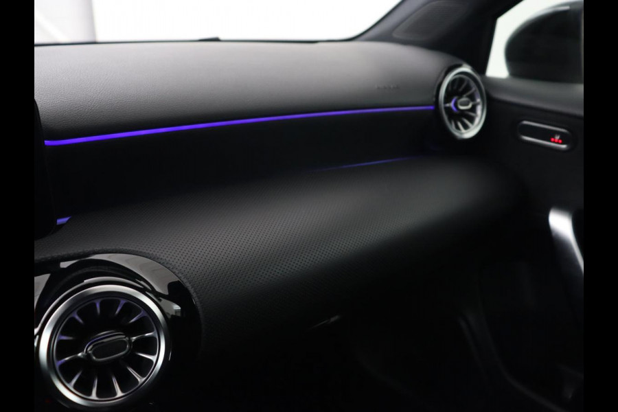Mercedes-Benz A-Klasse 180 AMG | Panoramadak | Stoelverwarming | Carplay | Sfeerverlichting | Leder/Alcantara | Navigatie | Park Assist | Full LED | Widescreen | Climate control | Cruise control
