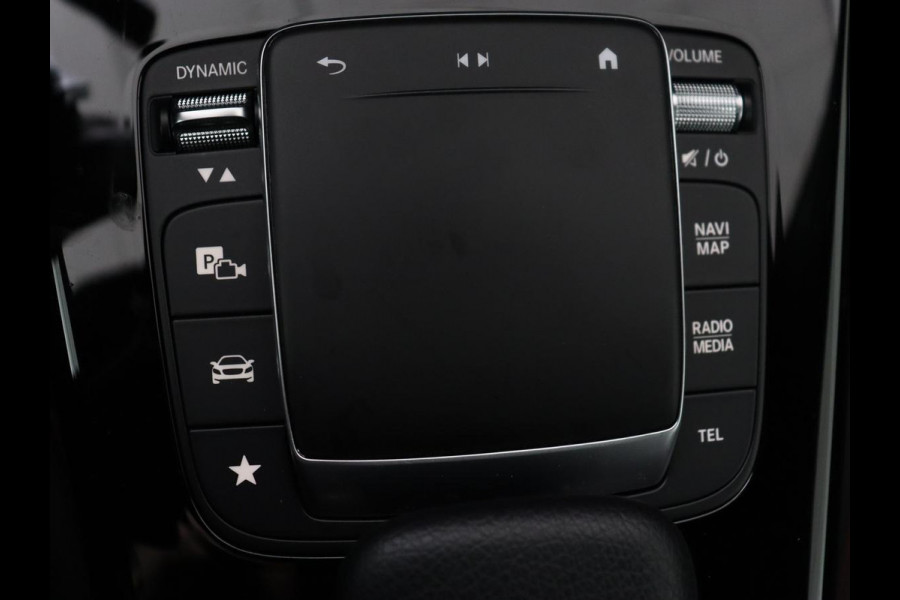 Mercedes-Benz A-Klasse 180 AMG | Panoramadak | Stoelverwarming | Carplay | Sfeerverlichting | Leder/Alcantara | Navigatie | Park Assist | Full LED | Widescreen | Climate control | Cruise control