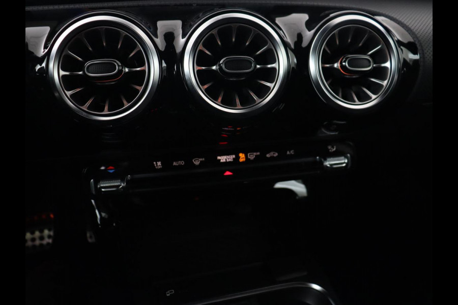 Mercedes-Benz A-Klasse 180 AMG | Panoramadak | Stoelverwarming | Carplay | Sfeerverlichting | Leder/Alcantara | Navigatie | Park Assist | Full LED | Widescreen | Climate control | Cruise control