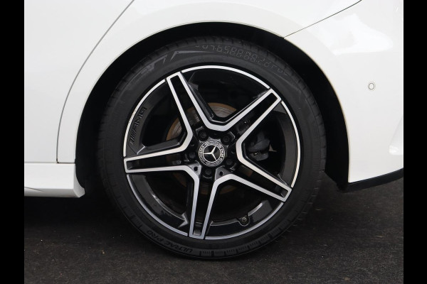 Mercedes-Benz A-Klasse 180 AMG | Panoramadak | Stoelverwarming | Carplay | Sfeerverlichting | Leder/Alcantara | Navigatie | Park Assist | Full LED | Widescreen | Climate control | Cruise control