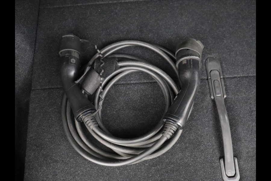 Volvo XC40 Recharge Plus | Trekhaak | Stoel & stuurverwarming | Warmtepomp | Adaptive cruise | Carplay | Navigatie | Camera | Leder/Alcantara | Full LED | DAB | Standkachel | Bluetooth | Climate control