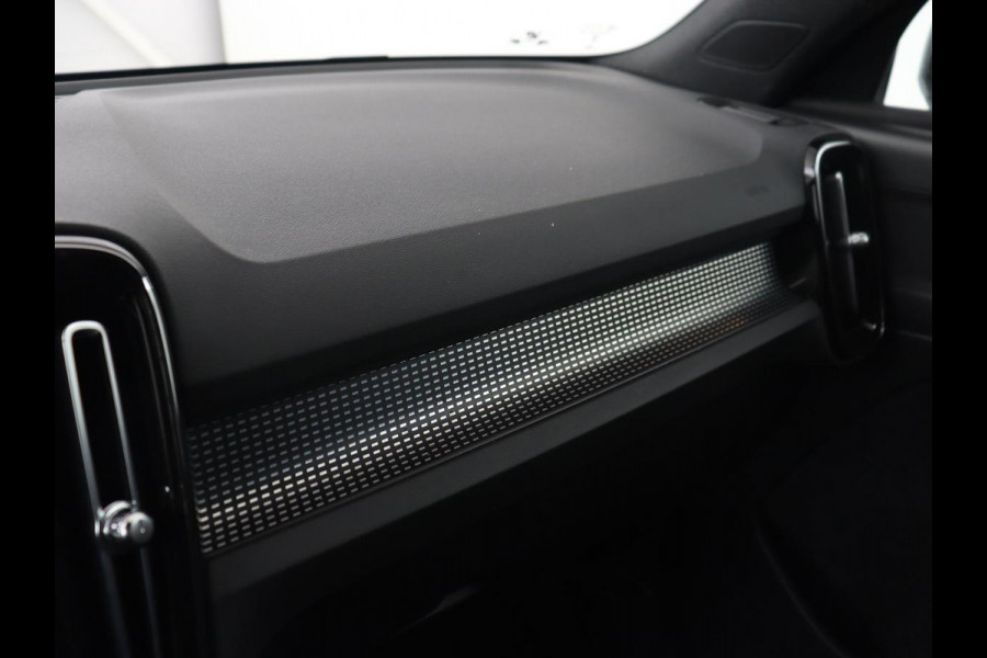 Volvo XC40 Recharge Plus | Trekhaak | Stoel & stuurverwarming | Warmtepomp | Adaptive cruise | Carplay | Navigatie | Camera | Leder/Alcantara | Full LED | DAB | Standkachel | Bluetooth | Climate control