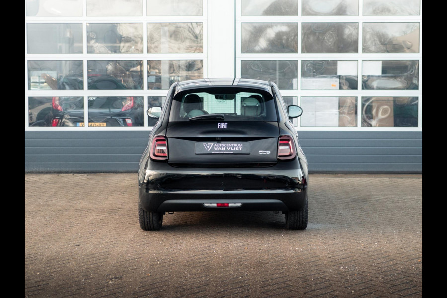 Fiat 500E 3+1 La Prima 42 kWh | 17% Bijtelling | Clima | Cruise | Leder | 17" | Priv Glass | Winter Pack | JBL Sound | BSM | Apple Carplay