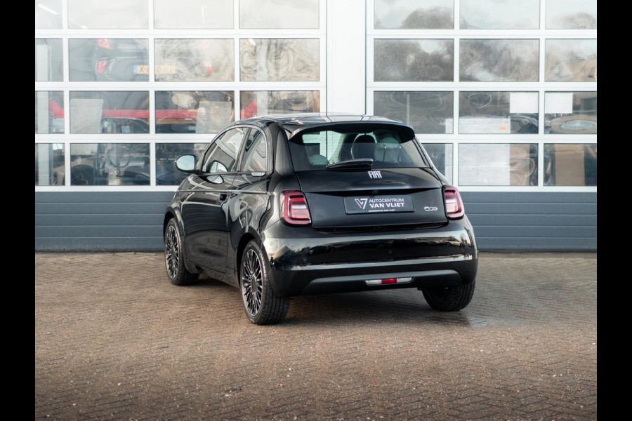 Fiat 500E 3+1 La Prima 42 kWh | 17% Bijtelling | Clima | Cruise | Leder | 17" | Priv Glass | Winter Pack | JBL Sound | BSM | Apple Carplay