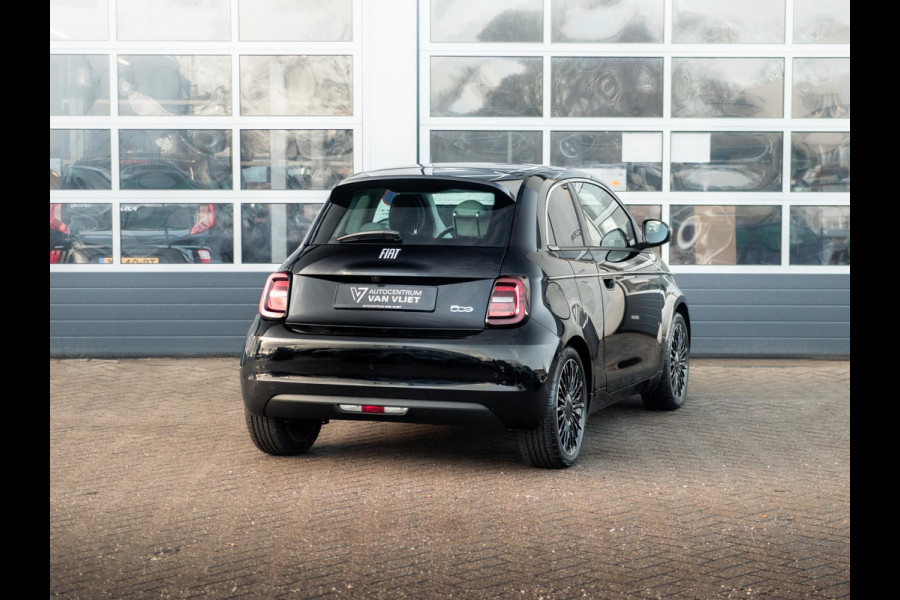 Fiat 500E 3+1 La Prima 42 kWh | 17% Bijtelling | Clima | Cruise | Leder | 17" | Priv Glass | Winter Pack | JBL Sound | BSM | Apple Carplay