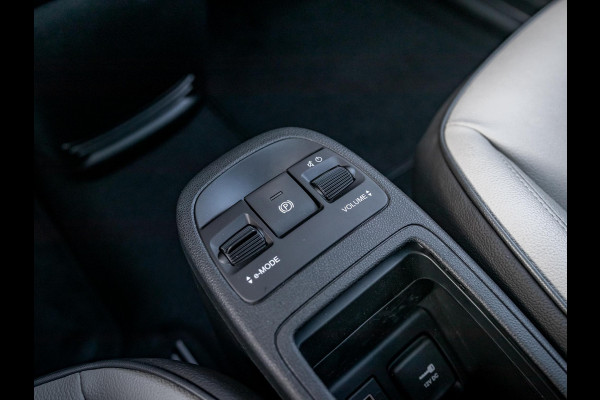 Fiat 500E 3+1 La Prima 42 kWh | 17% Bijtelling | Clima | Cruise | Leder | 17" | Priv Glass | Winter Pack | JBL Sound | BSM | Apple Carplay