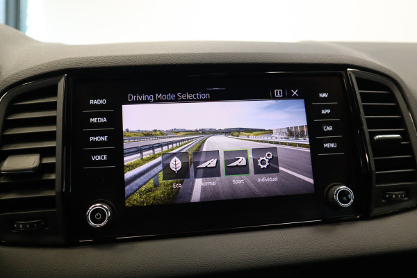 Škoda Karoq 1.5 TSI ACT Sportline Business Navi Camera 19'' ACC ECC Canton 24 maanden garantie mogelijk (*vraag naar de voorwaarden)