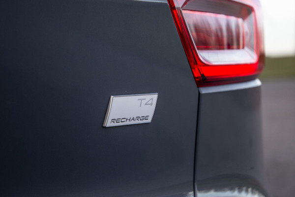 Volvo XC40 1.5 T4 Recharge Inscription Expression AUTOMAAT / PLUG IN HYBRID / NAVI / STOELVERWARMING / CAMERA