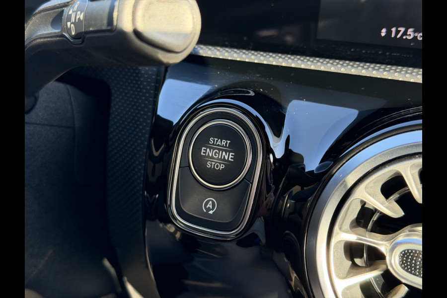 Mercedes-Benz A-Klasse 180 Business Solution Automaat / AMG styling / 18"LM / LED / Navi / Camera