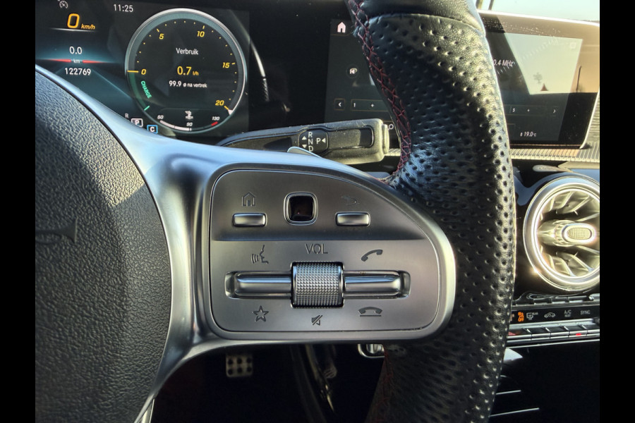 Mercedes-Benz A-Klasse 180 Business Solution Automaat / AMG styling / 18"LM / LED / Navi / Camera