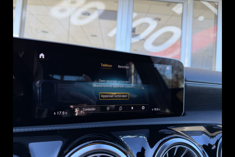 Mercedes-Benz A-Klasse 180 Business Solution Automaat / AMG styling / 18"LM / LED / Navi / Camera