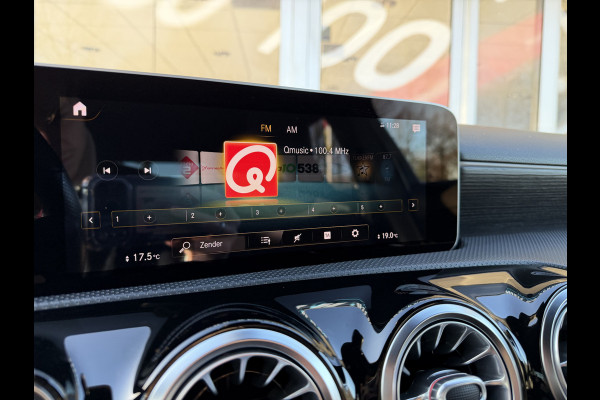 Mercedes-Benz A-Klasse 180 Business Solution Automaat / AMG styling / 18"LM / LED / Navi / Camera