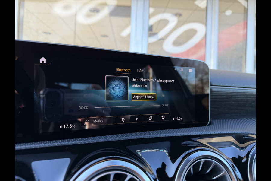 Mercedes-Benz A-Klasse 180 Business Solution Automaat / AMG styling / 18"LM / LED / Navi / Camera