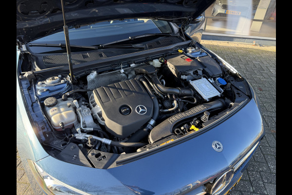 Mercedes-Benz A-Klasse 180 Business Solution Automaat / AMG styling / 18"LM / LED / Navi / Camera