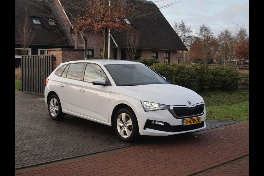 Škoda SCALA 1.0 TSI Sport Business | Apple Carplay | Trekhaak | Parkeensensoren | Sportstoelen | NL-Auto |