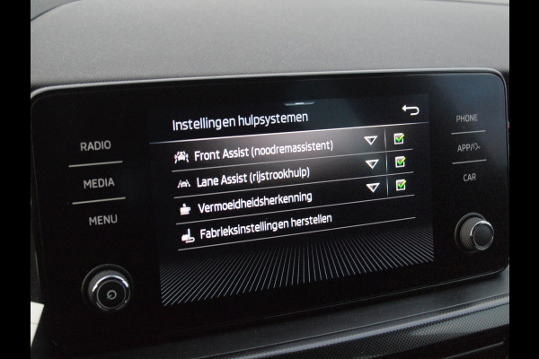 Škoda SCALA 1.0 TSI Sport Business | Apple Carplay | Trekhaak | Parkeensensoren | Sportstoelen | NL-Auto |