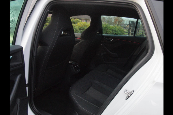 Škoda SCALA 1.0 TSI Sport Business | Apple Carplay | Trekhaak | Parkeensensoren | Sportstoelen | NL-Auto |