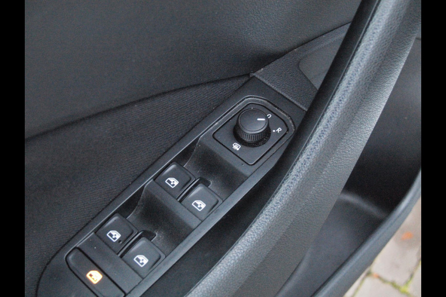 Škoda SCALA 1.0 TSI Sport Business | Apple Carplay | Trekhaak | Parkeensensoren | Sportstoelen | NL-Auto |