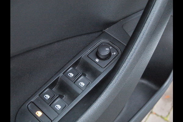 Škoda SCALA 1.0 TSI Sport Business | Apple Carplay | Trekhaak | Parkeensensoren | Sportstoelen | NL-Auto |