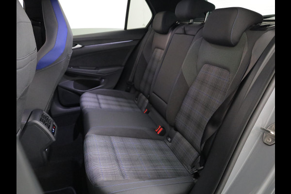 Volkswagen Golf 1.5 eHybrid GTE 272 pk Automaat (DSG) | Verlengde garantie | Navigatie | Trekhaak (wegklapbaar) | Parkeersensoren | Ropndomzicht camera | Stoelverwarming |