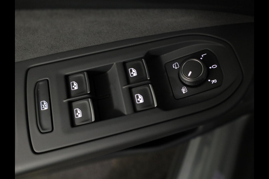 Volkswagen Golf 1.5 eHybrid GTE 272 pk Automaat (DSG) | Verlengde garantie | Navigatie | Trekhaak (wegklapbaar) | Parkeersensoren | Ropndomzicht camera | Stoelverwarming |