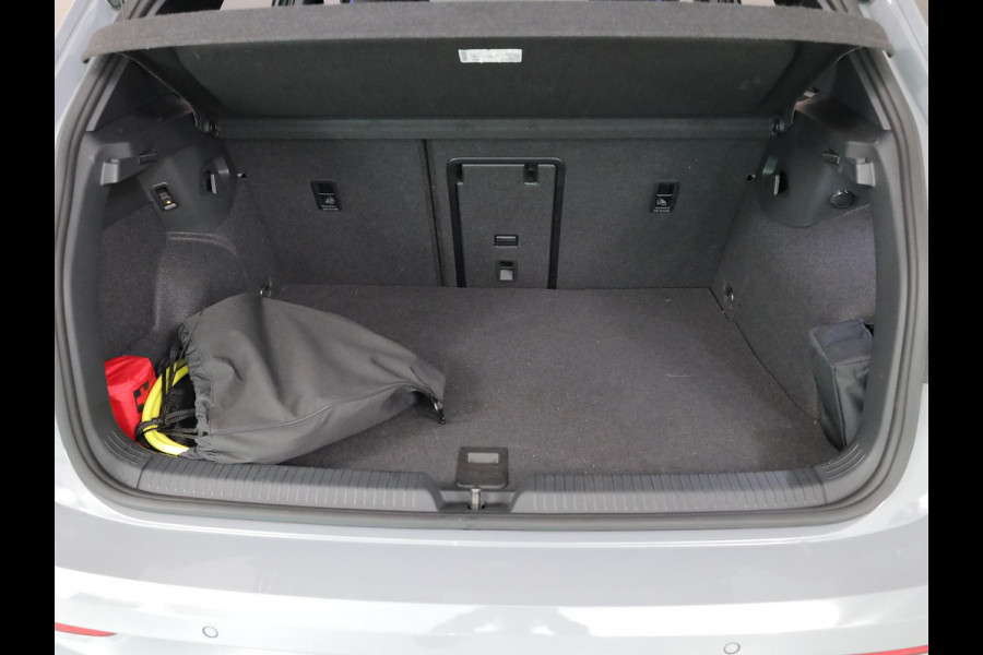 Volkswagen Golf 1.5 eHybrid GTE 272 pk Automaat (DSG) | Verlengde garantie | Navigatie | Trekhaak (wegklapbaar) | Parkeersensoren | Ropndomzicht camera | Stoelverwarming |